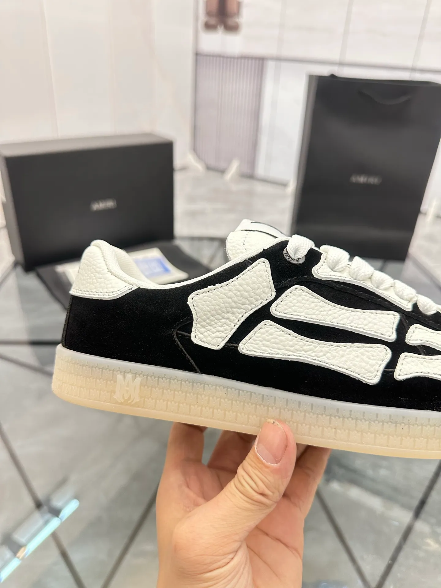 Men's shoes: 💰P600¥ Top quality in Guangzhou Product trademark: AMIRI* "Amir*" low-top casual shoes Regular size: 39-44 (can be customized to 45) Product material: Upper imported first-layer cowhide spliced ​​nubuck leather, breathable lining, original outsole. Number: 525